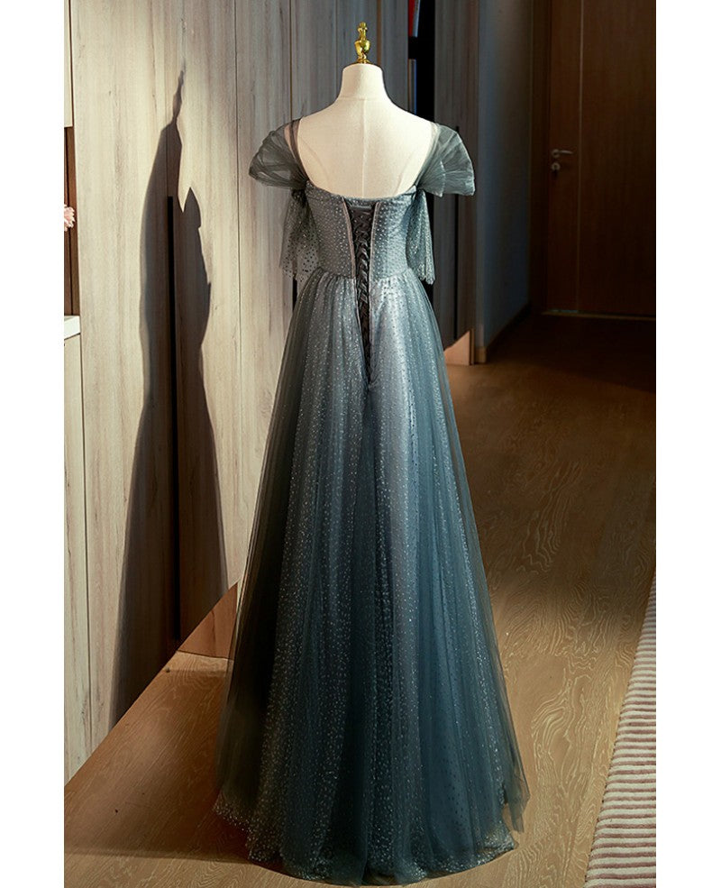 Vestido de fiesta azul tinta único con lentejuelas, hombros descubiertos, manga corta, corte en A, espalda descubierta, lazo anudado y largo hasta el suelo.